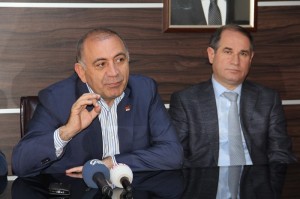 CHP?L? TEK?N, BAKAN ??M?EK??N AÇIKLAMALARINA CEVAP VERD? PART?S?N?N ÇORUM?DAK? ADAY TANITIM TOPLANTISINA KATILAN CHP GENEL SEKRETER? GÜRSEL TEK?N: ?CHP?N?N PROJELER?NE YÖNEL?K ELE?T?R?LEN SADECE PARA EKSENL? OLDU? ?PROJELER?M?Z BÜTÇEYE SADECE 50 M?LYAR YÜK GET?R?YOR. K?ME VERECE??Z BU 50 M?LYARI, BU ÜLKEN?N ASL? UNSURLARI OLAN VATANDA?LARA VERECE??Z? ?BU PARALARIN TAMAMI VAR, FAZLASI VAR. MAL?YE BAKANI ÇOK MERAK ED?YORSA HANG? KANAL ?ST?YORSA CHP KADROLARI BU EKONOM? PROGRAMI HAZIRLAYANLAR HAZIRDIR HODR? MEYDAN D?YORUZ? ?CHP ?KT?DAR OLACAKTIR, VATANDA?IMIZIN BU HEYECANI CO?KUSU CHP?Y? ?KT?DAR EDECEKT?R"