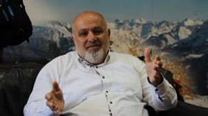 (ÖZEL HABER) ÇARPICI OBEZ?TE ARA?TIRMASI H?T?T ÜN?VERS?TES??NCE 12 ORTAOKUL VE KOLEJDE B?N 700 ÇOCUK ÜZER?NDE YAPILAN ARA?TIRMADA ÇOCUKLARIN YÜZDE 80??N?N HAREKETS?Z, FAZLA K?LOLU VEYA OBEZ OLDU?U TESP?T ED?LD? ARA?TIRMADA A?LES?N?N GEL?R SEV?YES? YÜKSEK OLAN VE KOLEJDE E??T?M GÖREN ÇOCUKLARIN, DAR GEL?RL? A?LELER?N ÇOCUKLARINA GÖRE OBEZ?TEYE DAHA YATKIN OLDU?U BEL?RLEND? H?T?T ÜN?VERS?TES? BEDEN E??T?M? VE SPOR YÜKSEKOKULU MÜDÜRÜ DOÇ. DR. FARUK YAMANER: ?OBEZ?TE ÇA?IMIZIN VEBASI, TEK KURTULU? YOLUMUZ HAREKET? "ÇOCUKLARIMIZIN YÜZDE 80?? HAREKETS?Z, A?LELER ÇOCUKLARINI HAREKET ETME NOKTASINDA KORUMASIN, OYUN ALANLARINA ÇIKARSIN?