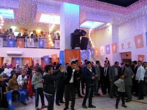 AK PART??DEN SUNGURLU ÇIKARMASI AK PART? ÇORUM ?L BA?KANI RUM? BEK?RO?LU; ?ROTAMIZI H?Ç DE???T?RMED?K, VATANA H?ZMET DAVASININ OLDU?U BU ROTA AK PART?'N?N BU M?LLETE OLU?TURDU?U GELECE??N ROTASIDIR?