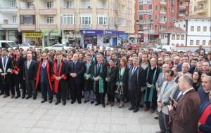 ÇORUM?DA YARGI MENSUPLARI SAVCI K?RAZ?A YAPILAN HA?N SALDIRIYI KINADI CUMHUR?YET BA?SAVCISI ÖMER FARUK YURDAGÜL, ADL?YE SARAYI ÖNÜNDE BASIN AÇIKLAMASI YAPTI DUA SIRASINDA B?R KADIN HAK?M GÖZYA?LARINA HAK?M OLAMADI CUMHUR?YET BA?SAVCISI ÖMER FARUK YURDAGÜL: ?BASKI, TEHD?T, YILDIRMA, KORKUTMA TAKT?KLER?NE VEYA EYLEMLER?NE MARUZ KALSAK DA ASLA YILMADAN GÖREV?M?Z?N GERE??N? YAPMAYA, SUÇLULULARIN HAK ETT?KLER? CEZALARI ALMALARI ?Ç?N, MA?DURLARIN GÖZYA?LARINI D?ND?RMEK ?Ç?N ÜZER?M?ZE DÜ?EN? YAPMAYA HAZIRIZ? ?B?ZLER ?NT?KAM NARALARI ATACAK DE??L?Z, HUKUK ÇERÇEVES?NDE HERKES?N HAK ETT???, MÜSTAHAK OLDU?U CEZAYA U?RAMASI ?Ç?N GEREKENLER? YAPMAK HEP?M?Z?N GÖREV??