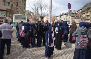 SERV?S OTOBÜSÜ Ö?RENC?LERE ÇARPTI: 2 YARALI