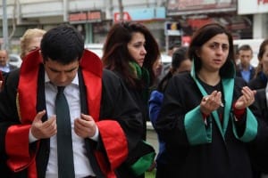 ÇORUM?DA YARGI MENSUPLARI SAVCI K?RAZ?A YAPILAN HA?N SALDIRIYI KINADI CUMHUR?YET BA?SAVCISI ÖMER FARUK YURDAGÜL, ADL?YE SARAYI ÖNÜNDE BASIN AÇIKLAMASI YAPTI DUA SIRASINDA B?R KADIN HAK?M GÖZYA?LARINA HAK?M OLAMADI CUMHUR?YET BA?SAVCISI ÖMER FARUK YURDAGÜL: ?BASKI, TEHD?T, YILDIRMA, KORKUTMA TAKT?KLER?NE VEYA EYLEMLER?NE MARUZ KALSAK DA ASLA YILMADAN GÖREV?M?Z?N GERE??N? YAPMAYA, SUÇLULULARIN HAK ETT?KLER? CEZALARI ALMALARI ?Ç?N, MA?DURLARIN GÖZYA?LARINI D?ND?RMEK ?Ç?N ÜZER?M?ZE DÜ?EN? YAPMAYA HAZIRIZ? ?B?ZLER ?NT?KAM NARALARI ATACAK DE??L?Z, HUKUK ÇERÇEVES?NDE HERKES?N HAK ETT???, MÜSTAHAK OLDU?U CEZAYA U?RAMASI ?Ç?N GEREKENLER? YAPMAK HEP?M?Z?N GÖREV??