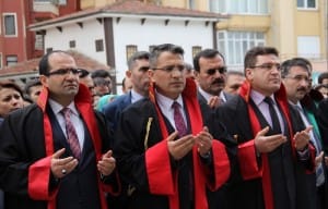ÇORUM?DA YARGI MENSUPLARI SAVCI K?RAZ?A YAPILAN HA?N SALDIRIYI KINADI CUMHUR?YET BA?SAVCISI ÖMER FARUK YURDAGÜL, ADL?YE SARAYI ÖNÜNDE BASIN AÇIKLAMASI YAPTI DUA SIRASINDA B?R KADIN HAK?M GÖZYA?LARINA HAK?M OLAMADI CUMHUR?YET BA?SAVCISI ÖMER FARUK YURDAGÜL: ?BASKI, TEHD?T, YILDIRMA, KORKUTMA TAKT?KLER?NE VEYA EYLEMLER?NE MARUZ KALSAK DA ASLA YILMADAN GÖREV?M?Z?N GERE??N? YAPMAYA, SUÇLULULARIN HAK ETT?KLER? CEZALARI ALMALARI ?Ç?N, MA?DURLARIN GÖZYA?LARINI D?ND?RMEK ?Ç?N ÜZER?M?ZE DÜ?EN? YAPMAYA HAZIRIZ? ?B?ZLER ?NT?KAM NARALARI ATACAK DE??L?Z, HUKUK ÇERÇEVES?NDE HERKES?N HAK ETT???, MÜSTAHAK OLDU?U CEZAYA U?RAMASI ?Ç?N GEREKENLER? YAPMAK HEP?M?Z?N GÖREV??