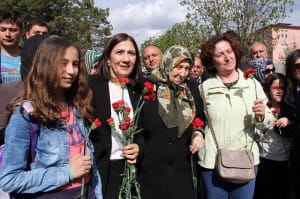 AK PART? ÇORUM M?LLETVEK?L? ADAYLARI TANITILDI AK PART? ÇORUM M?LLETVEK?L? VE TBMM ?DARE AM?R? SAL?M USLU: ?DÜNE KADAR B?RB?RLER?NE SÖYLENMED?K SÖZ BIRAKMAYANLAR, B?RB?R?NE BENZEMEZLER, YAPAY ?TT?FAKLARLA AK PART?'N?N ÖNÜNÜ KESMEYE, ?ST?KRARI, KALKINMA VE GEL??MEY? ENGELLEMEYE YEM?N ETM??ÇES?NE B?R ARAYA GELM??LERD?R. BAZILARI DA TERÖR TA?ERONLU?UNU MUHALEFET ZANNEDECEK KADAR ZAVALLILA?MI?LARDIR?