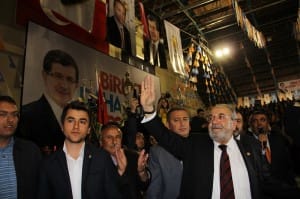 AK PART? ÇORUM M?LLETVEK?L? ADAYLARI TANITILDI AK PART? ÇORUM M?LLETVEK?L? VE TBMM ?DARE AM?R? SAL?M USLU: ?DÜNE KADAR B?RB?RLER?NE SÖYLENMED?K SÖZ BIRAKMAYANLAR, B?RB?R?NE BENZEMEZLER, YAPAY ?TT?FAKLARLA AK PART?'N?N ÖNÜNÜ KESMEYE, ?ST?KRARI, KALKINMA VE GEL??MEY? ENGELLEMEYE YEM?N ETM??ÇES?NE B?R ARAYA GELM??LERD?R. BAZILARI DA TERÖR TA?ERONLU?UNU MUHALEFET ZANNEDECEK KADAR ZAVALLILA?MI?LARDIR?