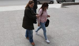 ÇORUM'DA HIRSIZLARI G?YD?KLER? ÇALINTI GÖMLEK YAKALATTI MA?AZALARDAN HIRSIZLIK YAPAN IRAKLI KARI KOCA TUTUKLANDI