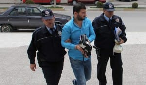 ÇORUM'DA HIRSIZLARI G?YD?KLER? ÇALINTI GÖMLEK YAKALATTI MA?AZALARDAN HIRSIZLIK YAPAN IRAKLI KARI KOCA TUTUKLANDI