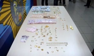 YOZGAT?TA KADIN HIRSIZ ÜZER?NDE 100 B?N L?RA DE?ER?NDE ALTINLA YAKALANDI