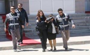 YOZGAT?TA KADIN HIRSIZ ÜZER?NDE 100 B?N L?RA DE?ER?NDE ALTINLA YAKALANDI