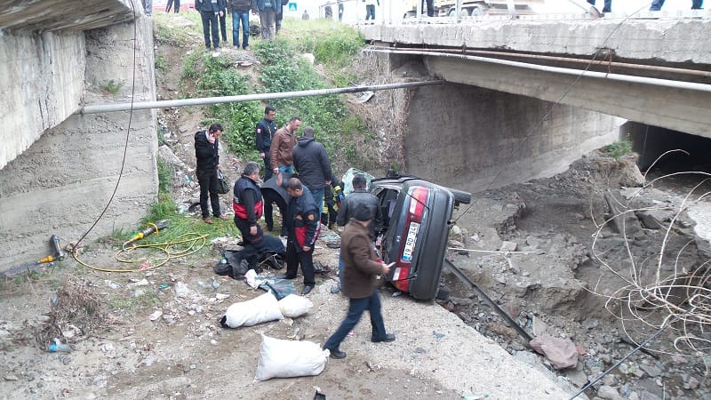 OTOMOB?L KÖPRÜDEN UÇTU: 2 ÖLÜ