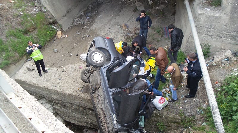 OTOMOB?L KÖPRÜDEN UÇTU: 2 ÖLÜ