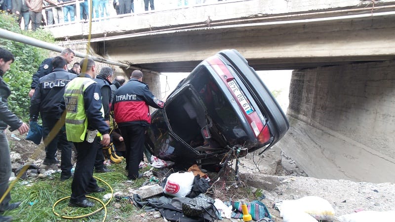 OTOMOB?L KÖPRÜDEN UÇTU: 2 ÖLÜ