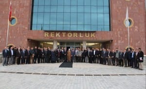 REKTÖR ALKAN, ?NSAN? DE?ERLER PLATFORMU ÜYELER?YLE B?R ARAYA GELD? ?NSAN? DE?ERLER PLATFORMU DÖNEM SÖZCÜSÜ SEYFETT?N SEZG?N; ?GEÇM??TE TOPLUMDAN KEND?N? SOYUTLAYAN ÜN?VERS?TE ARTIK HALKIN H?ZMET?NDE? H?T?T ÜN?VERS?TES? REKTÖRÜ PROF. DR. REHA MET?N ALKAN; ?PAYDA?LARIMIZLA OLU?TURULAN S?NERJ?, B?RL?KTEL?K VE OMUZ OMUZA VERMEN?N GÜZEL SONUÇLARINI ALIYORUZ?
