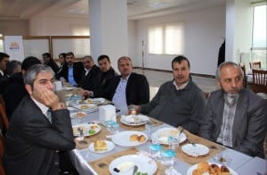 REKTÖR ALKAN, ?NSAN? DE?ERLER PLATFORMU ÜYELER?YLE B?R ARAYA GELD? ?NSAN? DE?ERLER PLATFORMU DÖNEM SÖZCÜSÜ SEYFETT?N SEZG?N; ?GEÇM??TE TOPLUMDAN KEND?N? SOYUTLAYAN ÜN?VERS?TE ARTIK HALKIN H?ZMET?NDE? H?T?T ÜN?VERS?TES? REKTÖRÜ PROF. DR. REHA MET?N ALKAN; ?PAYDA?LARIMIZLA OLU?TURULAN S?NERJ?, B?RL?KTEL?K VE OMUZ OMUZA VERMEN?N GÜZEL SONUÇLARINI ALIYORUZ?