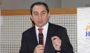 REKTÖR ALKAN, ?NSAN? DE?ERLER PLATFORMU ÜYELER?YLE B?R ARAYA GELD? ?NSAN? DE?ERLER PLATFORMU DÖNEM SÖZCÜSÜ SEYFETT?N SEZG?N; ?GEÇM??TE TOPLUMDAN KEND?N? SOYUTLAYAN ÜN?VERS?TE ARTIK HALKIN H?ZMET?NDE? H?T?T ÜN?VERS?TES? REKTÖRÜ PROF. DR. REHA MET?N ALKAN; ?PAYDA?LARIMIZLA OLU?TURULAN S?NERJ?, B?RL?KTEL?K VE OMUZ OMUZA VERMEN?N GÜZEL SONUÇLARINI ALIYORUZ?