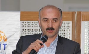 REKTÖR ALKAN, ?NSAN? DE?ERLER PLATFORMU ÜYELER?YLE B?R ARAYA GELD? ?NSAN? DE?ERLER PLATFORMU DÖNEM SÖZCÜSÜ SEYFETT?N SEZG?N; ?GEÇM??TE TOPLUMDAN KEND?N? SOYUTLAYAN ÜN?VERS?TE ARTIK HALKIN H?ZMET?NDE? H?T?T ÜN?VERS?TES? REKTÖRÜ PROF. DR. REHA MET?N ALKAN; ?PAYDA?LARIMIZLA OLU?TURULAN S?NERJ?, B?RL?KTEL?K VE OMUZ OMUZA VERMEN?N GÜZEL SONUÇLARINI ALIYORUZ?