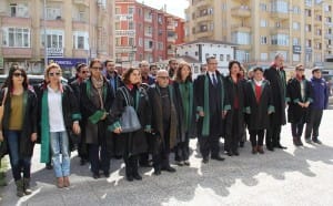 ÇORUM?DA AVUKATLAR GÜNÜ KUTLAMASI ÇORUM BAROSU BA?KANI AV. ALTAN AKPINAR; ?TÜM MÜCADELEM?ZE KAR?IN DEMOKRAS?M?Z?N EKS?KLER?N? G?DER?P GERÇEK HUKUK DEVLET?NE ULA?AMADI?IMIZ ?Ç?N BA?IMSIZ VE TARAFSIZ YARGIYI NE YAZIK K? OLU?TURAMADIK?