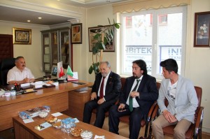 AK PART?'L? USLU?DAN DEM?RTA??IN ÇÖZÜM SÜREC? AÇIKLAMASINA SERT TEPK? AK PART? ÇORUM M?LLETVEK?L? VE TBMM ?DARE AM?R? SAL?M USLU: ?ÇÖZÜM SÜREC? KALP KR?Z? GEÇ?RM?YOR. MUHTEMELEN BARAJI A?AMAYACA?IZ D?YE HDP KALP KR?Z? GEÇ?R?YOR OLAB?L?R? ?HDP BURADA B?R SA?LIK KONTROLÜNDEN, YAN? AKIL SA?LI?I KONTROLÜNDEN GEÇSE ?Y? OLUR. ÇÜNKÜ S?V?L S?YASET ??DDETLE ARASINA MESAFE KOYAR? ?OYSA YAPTI?I AÇIKLAMADA TERÖR OLAYLARI DEVAM EDECEK D?YEN, SALDIRILAR DEVAM EDECEK D?YEN, ??DDET DEVAM EDECEK D?YEN B?R K???N?N HELE HELE S?YAS? KARAR SÜREÇLER?N? KAND?L?LE ENDEKSL? YÜRÜTEN B?R S?YAS? HAREKET?N B?Z? ?THAM ETMEYE, HAKKI DA YOK HADD? DE DE??LD?R? ?TÜRK?YE PART?S? OLMAYI BECEREMEYENLER?N TERÖRÜ, ??DDET?, ÇATI?MAYI, GER?L?M? KEND? VARLIK SEBEB? SAYANLARIN, B?ZE ÇÖZÜM SÜREC? KONUSUNDA DERS VERME KONUSUNDA DERS VERME YA DA ?THAM ETME HAKKI YOKTUR?