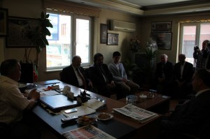 AK PART?'L? USLU?DAN DEM?RTA??IN ÇÖZÜM SÜREC? AÇIKLAMASINA SERT TEPK? AK PART? ÇORUM M?LLETVEK?L? VE TBMM ?DARE AM?R? SAL?M USLU: ?ÇÖZÜM SÜREC? KALP KR?Z? GEÇ?RM?YOR. MUHTEMELEN BARAJI A?AMAYACA?IZ D?YE HDP KALP KR?Z? GEÇ?R?YOR OLAB?L?R? ?HDP BURADA B?R SA?LIK KONTROLÜNDEN, YAN? AKIL SA?LI?I KONTROLÜNDEN GEÇSE ?Y? OLUR. ÇÜNKÜ S?V?L S?YASET ??DDETLE ARASINA MESAFE KOYAR? ?OYSA YAPTI?I AÇIKLAMADA TERÖR OLAYLARI DEVAM EDECEK D?YEN, SALDIRILAR DEVAM EDECEK D?YEN, ??DDET DEVAM EDECEK D?YEN B?R K???N?N HELE HELE S?YAS? KARAR SÜREÇLER?N? KAND?L?LE ENDEKSL? YÜRÜTEN B?R S?YAS? HAREKET?N B?Z? ?THAM ETMEYE, HAKKI DA YOK HADD? DE DE??LD?R? ?TÜRK?YE PART?S? OLMAYI BECEREMEYENLER?N TERÖRÜ, ??DDET?, ÇATI?MAYI, GER?L?M? KEND? VARLIK SEBEB? SAYANLARIN, B?ZE ÇÖZÜM SÜREC? KONUSUNDA DERS VERME KONUSUNDA DERS VERME YA DA ?THAM ETME HAKKI YOKTUR?