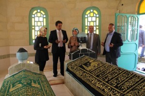 CER?TO?LU?NDAN TÜRBE Z?YARET?