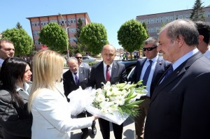 BAKAN I?IK, MUHALEFET?N SEÇ?M VAATLER?N? DE?ERLEND?RD? ÇORUM VAL?L??? Z?YARET?NDE GAZETEC?LER?N SORULARINI YANITLAYAN B?L?M, SANAY? VE TEKNOLOJ? BAKANI F?KR? I?IK: ?TÜRK?YE, GEZ? TUZA?INA ÇOK ?ÜKÜR DÜ?MED?. TÜRK?YE, PARALEL TUZA?A DA DÜ?MED?. ??MD? MUHALEFET ÖZELL?KLE TÜRK?YE?Y? POPÜL?ZM TUZA?INA DÜ?ÜRMEYE ÇALI?IYOR? ?KR?PTO NOKTASINDA YEPYEN? B?R YAZILIM DEVREYE SOKTUK. GÜVENL?K MEKAN?ZMALARINI ARTIRDIK. M?LL? GÜVENL?K GENEL SEKRETERL???NE 20 N?SAN ?T?BAR?YLE 100?ÜN ÜZER?NDE TELEFONU TESL?M ETT?K?