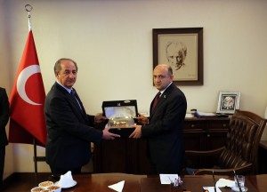 BAKAN I?IK, MUHALEFET?N SEÇ?M VAATLER?N? DE?ERLEND?RD? ÇORUM VAL?L??? Z?YARET?NDE GAZETEC?LER?N SORULARINI YANITLAYAN B?L?M, SANAY? VE TEKNOLOJ? BAKANI F?KR? I?IK: ?TÜRK?YE, GEZ? TUZA?INA ÇOK ?ÜKÜR DÜ?MED?. TÜRK?YE, PARALEL TUZA?A DA DÜ?MED?. ??MD? MUHALEFET ÖZELL?KLE TÜRK?YE?Y? POPÜL?ZM TUZA?INA DÜ?ÜRMEYE ÇALI?IYOR? ?KR?PTO NOKTASINDA YEPYEN? B?R YAZILIM DEVREYE SOKTUK. GÜVENL?K MEKAN?ZMALARINI ARTIRDIK. M?LL? GÜVENL?K GENEL SEKRETERL???NE 20 N?SAN ?T?BAR?YLE 100?ÜN ÜZER?NDE TELEFONU TESL?M ETT?K?