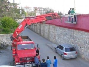 V?NÇ K?RALAYARAK MAÇ ?ZLED?LER ÇORUM'DA SEY?RC?S?Z OYNANAN MAÇTA ?LG?NÇ GÖRÜNTÜLER ORTAYA ÇIKTI STADA G?REMEYEN CEZALI YÖNET?C?LER, MAÇI V?NÇ ÜZER?NDE ?ZLED? CEZALARI NEDEN?YLE STADA G?REMEYEN ÇORUM BELED?YESPOR GENEL KAPTANI VE MAL? AS BA?KANI PLAY-OFF MAÇINI K?RALADIKLARI V?NÇ ÜZER?NDE ?ZLED?LER STAT ÖNÜNE DEV EKRAN KURULDU, BAZI TARAFTAR ?SE KAR?ILA?MAYI APARTMAN ÇATISI VE A?AÇLARIN ÜZER?NDE ?ZLED?