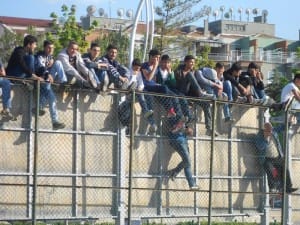 V?NÇ K?RALAYARAK MAÇ ?ZLED?LER ÇORUM'DA SEY?RC?S?Z OYNANAN MAÇTA ?LG?NÇ GÖRÜNTÜLER ORTAYA ÇIKTI STADA G?REMEYEN CEZALI YÖNET?C?LER, MAÇI V?NÇ ÜZER?NDE ?ZLED? CEZALARI NEDEN?YLE STADA G?REMEYEN ÇORUM BELED?YESPOR GENEL KAPTANI VE MAL? AS BA?KANI PLAY-OFF MAÇINI K?RALADIKLARI V?NÇ ÜZER?NDE ?ZLED?LER STAT ÖNÜNE DEV EKRAN KURULDU, BAZI TARAFTAR ?SE KAR?ILA?MAYI APARTMAN ÇATISI VE A?AÇLARIN ÜZER?NDE ?ZLED?