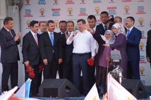 DAVUTO?LU, FOTO?RAFINI ÖPEN GÜL?ZAR N?NE ?LE BULU?TU GÜL?ZAR N?NE?DEN DAVUTO?LU?NA: ?ALLAH RÜTBEN? DAHA DA ARTIRSIN?