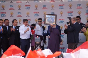 DAVUTO?LU, FOTO?RAFINI ÖPEN GÜL?ZAR N?NE ?LE BULU?TU GÜL?ZAR N?NE?DEN DAVUTO?LU?NA: ?ALLAH RÜTBEN? DAHA DA ARTIRSIN?