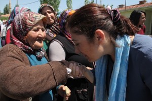 SUNGURLULULAR CER?TO?LU?NU BA?RINA BASTI AK PART? ÇORUM M?LLETVEK?L? ADAYI ?LKSEN CER?TO?LU; ?TÜRK?YE?Y? VE ÇORUM?U AK PART? ?LE AYDINLIK YARINLARA TA?IYACA?IZ?