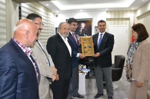 M?LL? E??T?M BAKAN YARDIMCISI ERDEM?DEN ?SK?L?P?E Z?YARET AK PART? ÇORUM M?LLETVEK?L? VE TBMM ?DARE AM?R? SAL?M USLU; ?H?ZMET ETMEY?, H?ZMET GET?RMEY? VE H?ZMET ÜRETMEY?, VAH?T KAYRICI?DAN ?Y? B?L?R?M? M?LL? E??T?M BAKAN YARDIMCISI ORHAN ERDEM; ?TÜRK?YE C?DD? B?R ?LERLEME KAYDED?YOR? AK PART? ÇORUM M?LLETVEK?L? ADAYI ?LKSEN CER?TO?LU; ?M?LLETLE BERABER YÜRÜDÜ?ÜMÜZ ?Ç?N BA?ARILIYIZ?