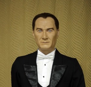 HEYKELTIRA? KAPLAN ALANYA'DAK? ÜNLÜLER MÜZES? ?Ç?N ATATÜRK HEYKEL? YAPTI ÇORUM'LU HEYKELTIRA? KER?M KAPLAN: "LONDRA?DAK? ÜNLÜ MADAME TUSSAUDS MÜZES?NDE SERG?LENEN HEYKEL ATATÜRK'E BENZEM?YOR"