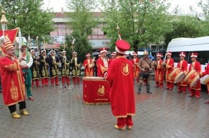 27 M?LYON TL?L?K AÇILI?, 17 M?LYON TL?L?K TEMEL ATMA BAYAT ?LÇES?NDE YAPIMI TAMAMLANAN 14 TES?S?N AÇILI?I YAPILIRKEN, 5 TES?S?NDE TEMEL? ATILDI