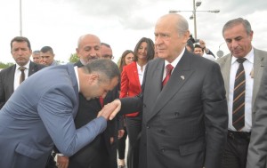 MHP L?DER? BAHÇEL? ÇORUM?DA MHP GENEL BA?KANI DEVLET BAHÇEL?: ?AK PART? DÖNEM?NDE DI? BORÇ 270 M?LYAR DOLAR ARTTI. BUNU NASIL ?ZAH EDECEK? ?AK PART? ALDI?I OYLARI KÖTÜ KULLANDI. ÜLKEN ?Ç?N M?LLET?N ?Ç?N GELECE??N BU DEFA B?RL?KTE YÜRÜYEL?M. CHP?YE OY VERENLER GEL?N BU DEFA B?Z?MLE YÜRÜYÜN? ?B?R ZAMANLAR K?MSES?ZLER?N K?MSES?Y?M D?YEN ADAM ??MD? K?NDARLARIN KUTBU, HARAM Y?YENLER?N KORUYUCUSUDUR?