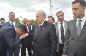 MHP L?DER? BAHÇEL? ÇORUM?DA MHP GENEL BA?KANI DEVLET BAHÇEL?: ?AK PART? DÖNEM?NDE DI? BORÇ 270 M?LYAR DOLAR ARTTI. BUNU NASIL ?ZAH EDECEK? ?AK PART? ALDI?I OYLARI KÖTÜ KULLANDI. ÜLKEN ?Ç?N M?LLET?N ?Ç?N GELECE??N BU DEFA B?RL?KTE YÜRÜYEL?M. CHP?YE OY VERENLER GEL?N BU DEFA B?Z?MLE YÜRÜYÜN? ?B?R ZAMANLAR K?MSES?ZLER?N K?MSES?Y?M D?YEN ADAM ??MD? K?NDARLARIN KUTBU, HARAM Y?YENLER?N KORUYUCUSUDUR?