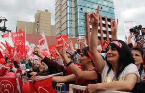 MHP L?DER? BAHÇEL? ÇORUM?DA MHP GENEL BA?KANI DEVLET BAHÇEL?: ?AK PART? DÖNEM?NDE DI? BORÇ 270 M?LYAR DOLAR ARTTI. BUNU NASIL ?ZAH EDECEK? ?AK PART? ALDI?I OYLARI KÖTÜ KULLANDI. ÜLKEN ?Ç?N M?LLET?N ?Ç?N GELECE??N BU DEFA B?RL?KTE YÜRÜYEL?M. CHP?YE OY VERENLER GEL?N BU DEFA B?Z?MLE YÜRÜYÜN? ?B?R ZAMANLAR K?MSES?ZLER?N K?MSES?Y?M D?YEN ADAM ??MD? K?NDARLARIN KUTBU, HARAM Y?YENLER?N KORUYUCUSUDUR?