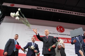 MHP L?DER? BAHÇEL? ÇORUM?DA MHP GENEL BA?KANI DEVLET BAHÇEL?: ?AK PART? DÖNEM?NDE DI? BORÇ 270 M?LYAR DOLAR ARTTI. BUNU NASIL ?ZAH EDECEK? ?AK PART? ALDI?I OYLARI KÖTÜ KULLANDI. ÜLKEN ?Ç?N M?LLET?N ?Ç?N GELECE??N BU DEFA B?RL?KTE YÜRÜYEL?M. CHP?YE OY VERENLER GEL?N BU DEFA B?Z?MLE YÜRÜYÜN? ?B?R ZAMANLAR K?MSES?ZLER?N K?MSES?Y?M D?YEN ADAM ??MD? K?NDARLARIN KUTBU, HARAM Y?YENLER?N KORUYUCUSUDUR?