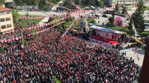 CHP L?DER? KILIÇDARO?LU ÇORUM?DA ZEK? ALASYA?NIN CENAZES?NE KATILDI?I ?Ç?N GEÇ KALDI?INI D?LE GET?REN KILIÇDARO?LU VATANDA?LARDAN ÖZÜR D?LED? AB?DE MEYDANINDA HALKA H?TAP EDEN CHP GENEL BA?KANI KEMAL KILIÇDARO?LU: ?BANA 4 YIL YETK? VER?N YOKSULLU?U TAR?HE GÖMEY?M? ?BEYEFEND?YE SORUYORUM AYDA 14 B?N L?RA ALIRKEN ZULÜM DE??L DE, ??Ç?YE B?N 500 L?RA VER?RKEN M? ZULÜM?
