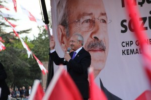 CHP L?DER? KILIÇDARO?LU ÇORUM?DA ZEK? ALASYA?NIN CENAZES?NE KATILDI?I ?Ç?N GEÇ KALDI?INI D?LE GET?REN KILIÇDARO?LU VATANDA?LARDAN ÖZÜR D?LED? AB?DE MEYDANINDA HALKA H?TAP EDEN CHP GENEL BA?KANI KEMAL KILIÇDARO?LU: ?BANA 4 YIL YETK? VER?N YOKSULLU?U TAR?HE GÖMEY?M? ?BEYEFEND?YE SORUYORUM AYDA 14 B?N L?RA ALIRKEN ZULÜM DE??L DE, ??Ç?YE B?N 500 L?RA VER?RKEN M? ZULÜM?