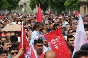 CHP L?DER? KILIÇDARO?LU ÇORUM?DA ZEK? ALASYA?NIN CENAZES?NE KATILDI?I ?Ç?N GEÇ KALDI?INI D?LE GET?REN KILIÇDARO?LU VATANDA?LARDAN ÖZÜR D?LED? AB?DE MEYDANINDA HALKA H?TAP EDEN CHP GENEL BA?KANI KEMAL KILIÇDARO?LU: ?BANA 4 YIL YETK? VER?N YOKSULLU?U TAR?HE GÖMEY?M? ?BEYEFEND?YE SORUYORUM AYDA 14 B?N L?RA ALIRKEN ZULÜM DE??L DE, ??Ç?YE B?N 500 L?RA VER?RKEN M? ZULÜM?