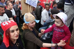 CHP L?DER? KILIÇDARO?LU ÇORUM?DA ZEK? ALASYA?NIN CENAZES?NE KATILDI?I ?Ç?N GEÇ KALDI?INI D?LE GET?REN KILIÇDARO?LU VATANDA?LARDAN ÖZÜR D?LED? AB?DE MEYDANINDA HALKA H?TAP EDEN CHP GENEL BA?KANI KEMAL KILIÇDARO?LU: ?BANA 4 YIL YETK? VER?N YOKSULLU?U TAR?HE GÖMEY?M? ?BEYEFEND?YE SORUYORUM AYDA 14 B?N L?RA ALIRKEN ZULÜM DE??L DE, ??Ç?YE B?N 500 L?RA VER?RKEN M? ZULÜM?