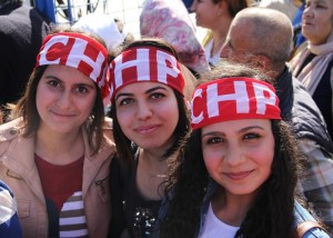 CHP L?DER? KILIÇDARO?LU ÇORUM?DA ZEK? ALASYA?NIN CENAZES?NE KATILDI?I ?Ç?N GEÇ KALDI?INI D?LE GET?REN KILIÇDARO?LU VATANDA?LARDAN ÖZÜR D?LED? AB?DE MEYDANINDA HALKA H?TAP EDEN CHP GENEL BA?KANI KEMAL KILIÇDARO?LU: ?BANA 4 YIL YETK? VER?N YOKSULLU?U TAR?HE GÖMEY?M? ?BEYEFEND?YE SORUYORUM AYDA 14 B?N L?RA ALIRKEN ZULÜM DE??L DE, ??Ç?YE B?N 500 L?RA VER?RKEN M? ZULÜM?