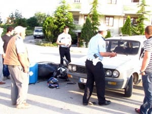 OTOMOB?L ?LE MOTOS?KLET ÇARPI?TI: 1 YARALI
