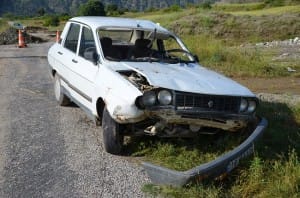 SEL SULARININ YIKTI?I KÖPRÜDEN OTOMOB?L UÇTU: 1 YARALI OTOMOB?L?YLE KÖPRÜDEN UÇAN OTOMOB?L ÖLÜMDEN DÖNDÜ