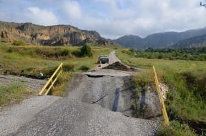 SEL SULARININ YIKTI?I KÖPRÜDEN OTOMOB?L UÇTU: 1 YARALI OTOMOB?L?YLE KÖPRÜDEN UÇAN OTOMOB?L ÖLÜMDEN DÖNDÜ