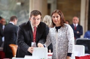 ÇORUM'DAN M?LLETVEK?L? SEÇ?LEN KURT, MECL?SE E?? ?LE B?RL?KTE GELD? ÇORUM?DAN M?LLETVEK?L? SEÇ?LEN AK PART?L? LÜTF?YE ?LKSEN CER?TO?LU KURT?UN M?LLETVEK?L? ROZET?N? E?? ?LHAN ERTAN KURT TAKTI