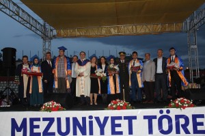 H?T?T ÜN?VERS?TES??NDE MEZUN?YET SEV?NC? H?T?T ÜN?VERS?TES? REKTÖRÜ PROF. DR. REHA MET?N ALKAN; H?T?T ÜN?VERS?TES?N?, ÇORUM?UN DÜNYAYA AÇILAN PENCERES? YAPMAK ?Ç?N GECE GÜNDÜZ ÇALI?TIK? ANKARA BÜYÜK?EH?R BELED?YES? GENEL SEKRETER? PROF. DR. ASIM BALCI; ?REKTÖRÜMÜZ ÜN?VERS?TEM?Z? MARKA HAL?NE GET?RD??