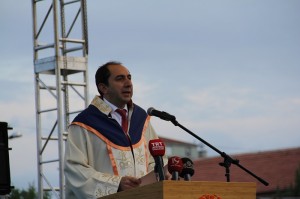 H?T?T ÜN?VERS?TES??NDE MEZUN?YET SEV?NC? H?T?T ÜN?VERS?TES? REKTÖRÜ PROF. DR. REHA MET?N ALKAN; H?T?T ÜN?VERS?TES?N?, ÇORUM?UN DÜNYAYA AÇILAN PENCERES? YAPMAK ?Ç?N GECE GÜNDÜZ ÇALI?TIK? ANKARA BÜYÜK?EH?R BELED?YES? GENEL SEKRETER? PROF. DR. ASIM BALCI; ?REKTÖRÜMÜZ ÜN?VERS?TEM?Z? MARKA HAL?NE GET?RD??