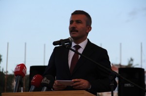 H?T?T ÜN?VERS?TES??NDE MEZUN?YET SEV?NC? H?T?T ÜN?VERS?TES? REKTÖRÜ PROF. DR. REHA MET?N ALKAN; H?T?T ÜN?VERS?TES?N?, ÇORUM?UN DÜNYAYA AÇILAN PENCERES? YAPMAK ?Ç?N GECE GÜNDÜZ ÇALI?TIK? ANKARA BÜYÜK?EH?R BELED?YES? GENEL SEKRETER? PROF. DR. ASIM BALCI; ?REKTÖRÜMÜZ ÜN?VERS?TEM?Z? MARKA HAL?NE GET?RD??